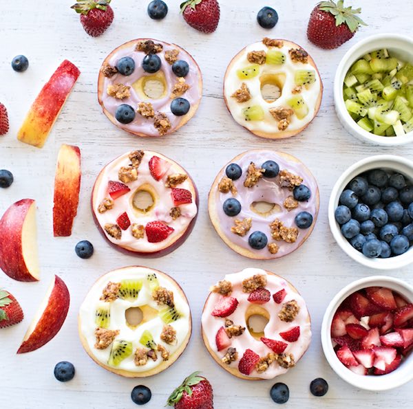 Parecen donuts, pero son manzanas con frutas y bayas.